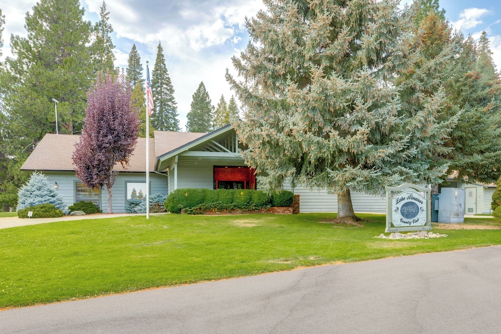 1 Mi to Beach & Golf Course! Lake Almanor Cabin