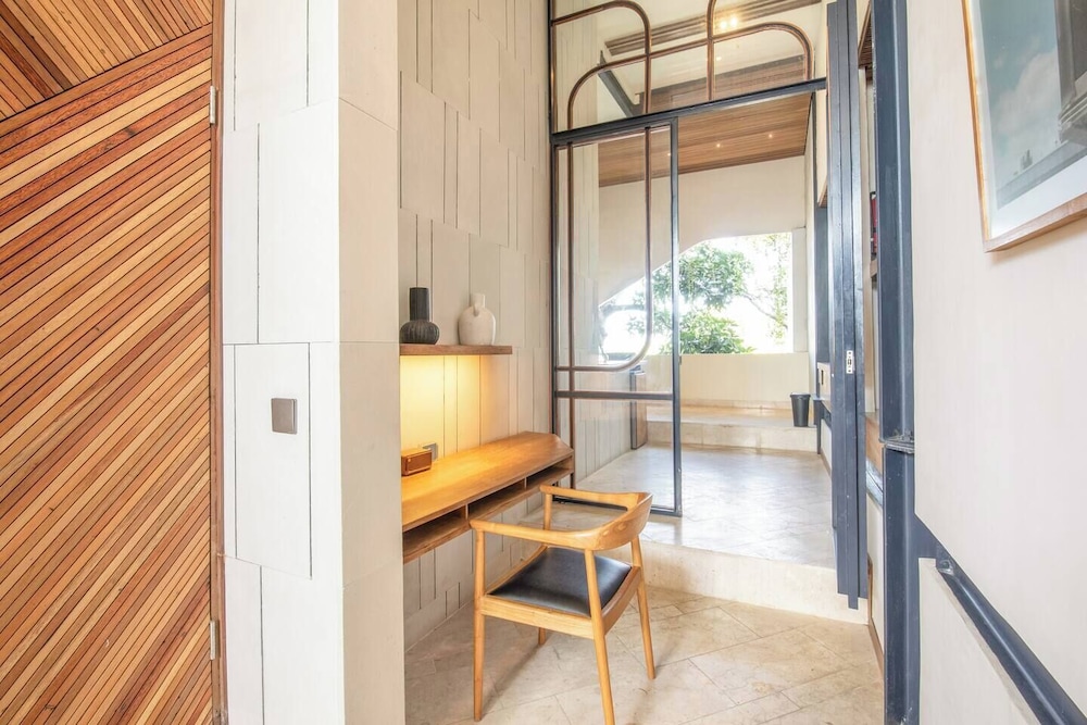 Exquisite 1-br Loft Art Deco Charm Shared Pool