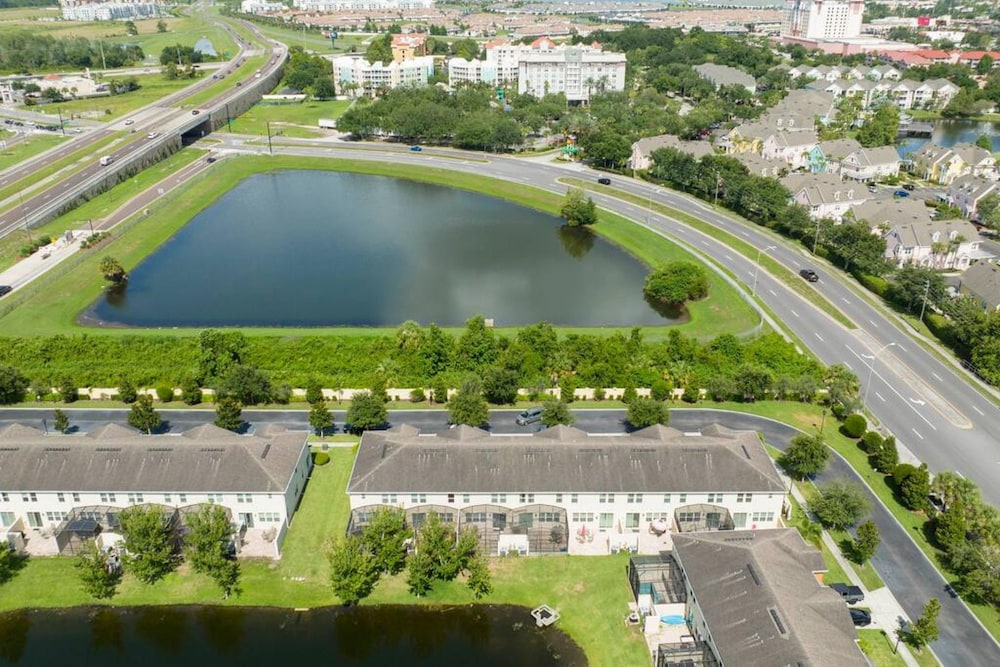 Super Near- Parks w Lake Views Ping Pong Table