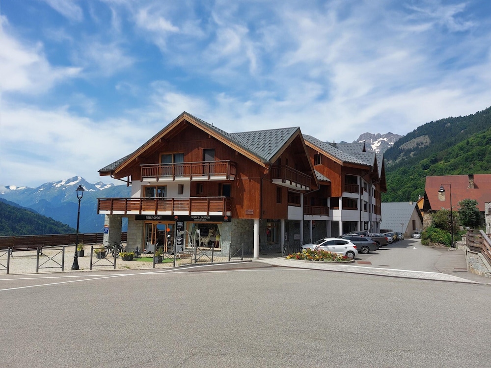 Apartment in Alpe D'huez Near Grandes Rousses