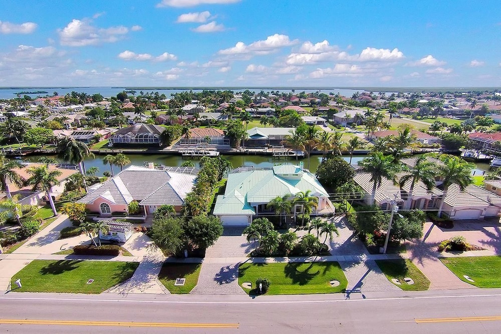 BRF335 3 Bedroom Holiday Home by Marco Naples Vacation Homes
