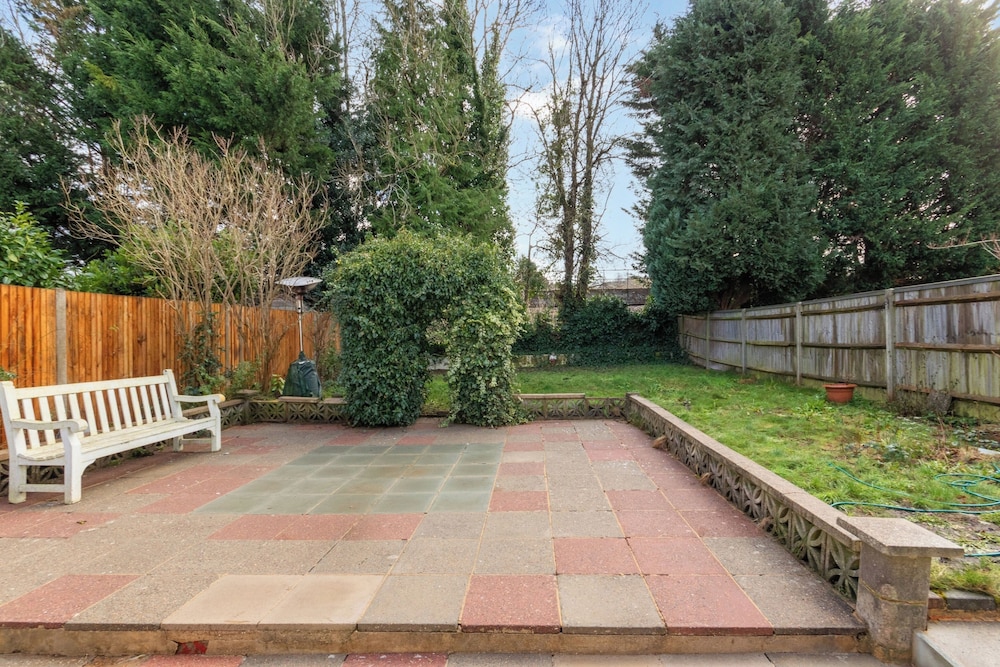 4 Bed - Sleeps 9 - Free Parking - 20 min Gatwick