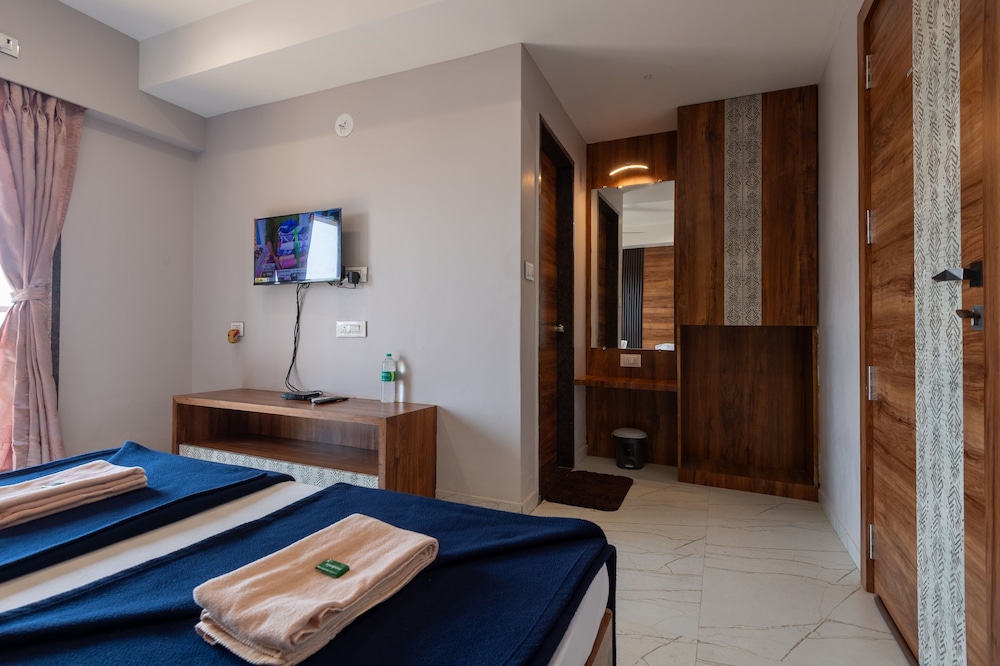 Hotel Aaradhya Crown