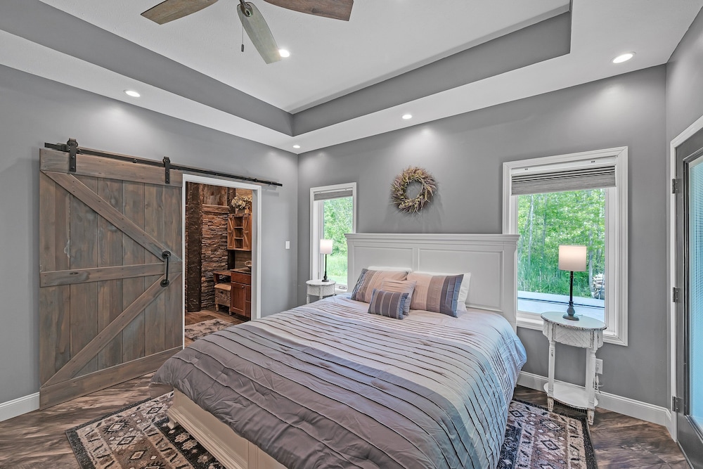 Lakeside Retreat With Hot Tub & Game Room 3 Bedroom Home