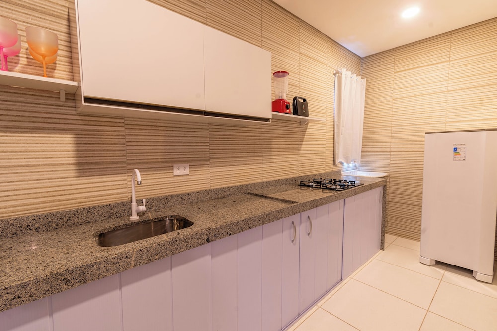 FLATS MAR'BELLA COM VARANDA, 100M PRAIA, PETFRIENDLY E ESTACIONAMENTO