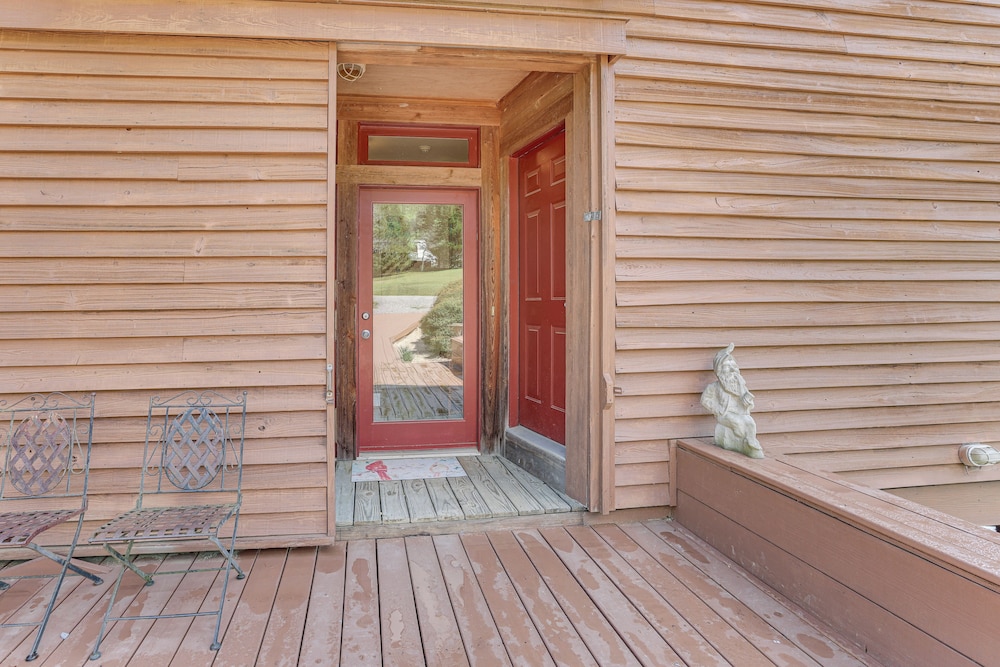 2 Docks + Paddleboard: Lakefront Alabama Retreat!