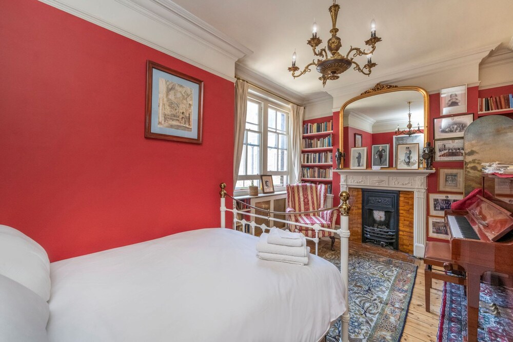 The Grand Old Boy - Marylebone - by Frankie Says
