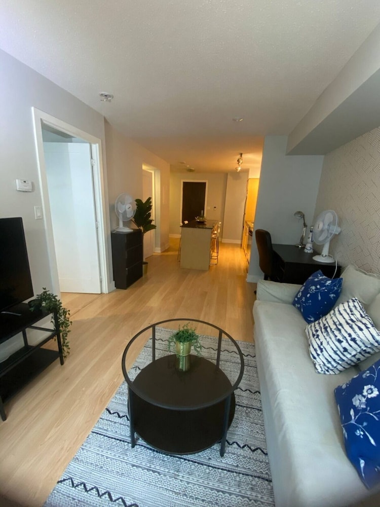 The Bay Suites Rogers Center - Image 3