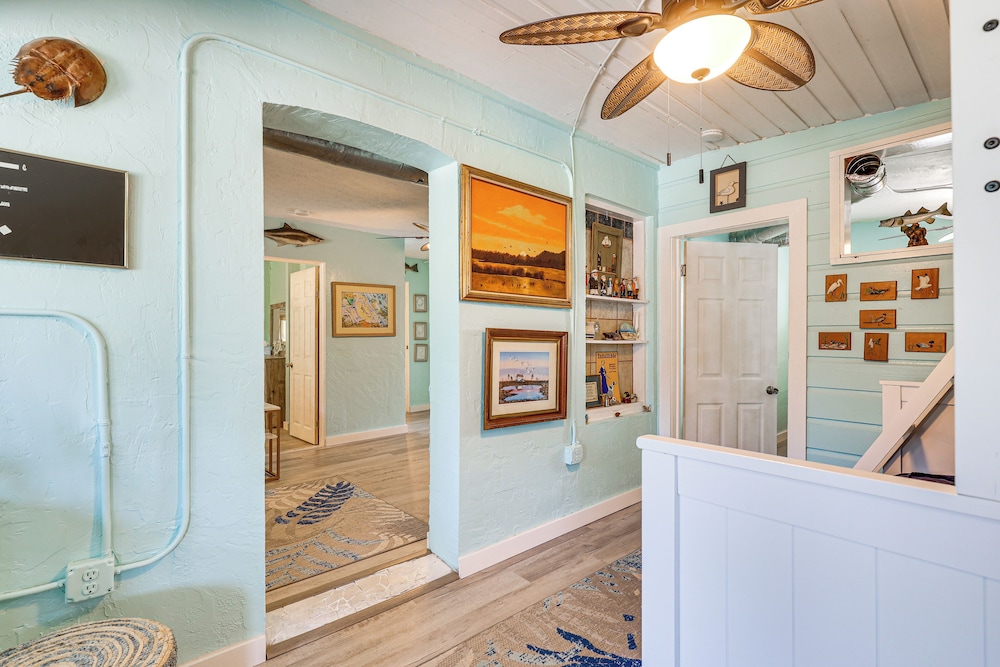 6 Mi to Beach: Riverfront Home in Ruskin!