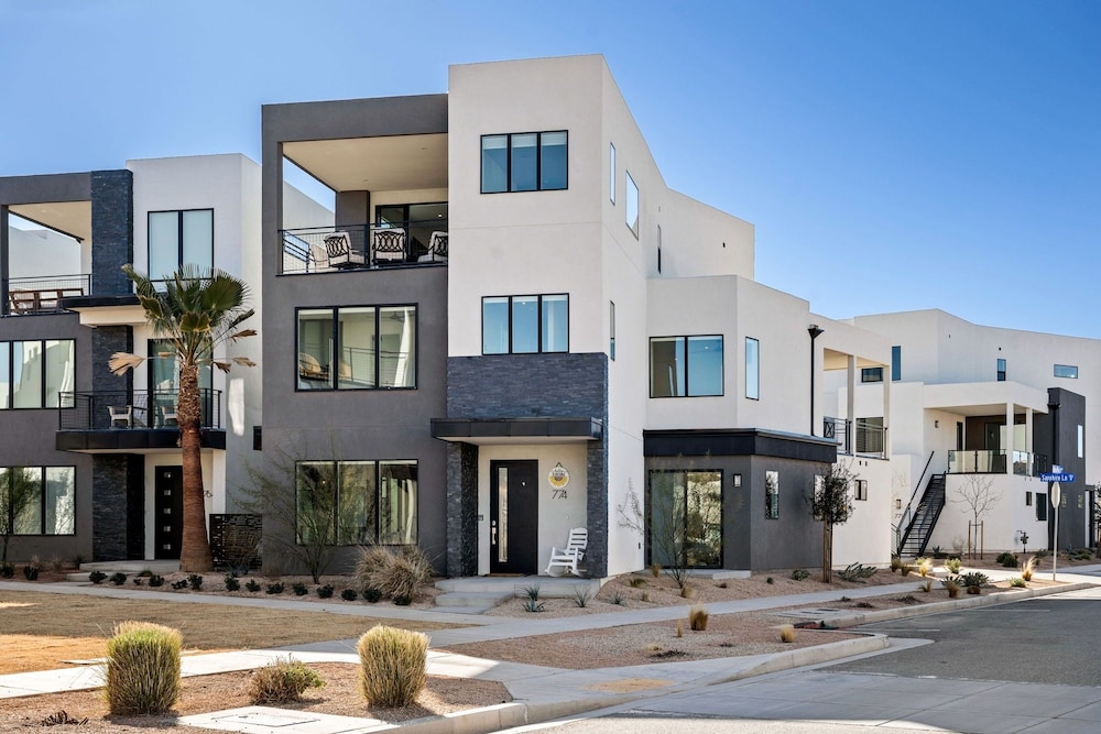 Hello Sunshine 6 Bedroom Home view 5
