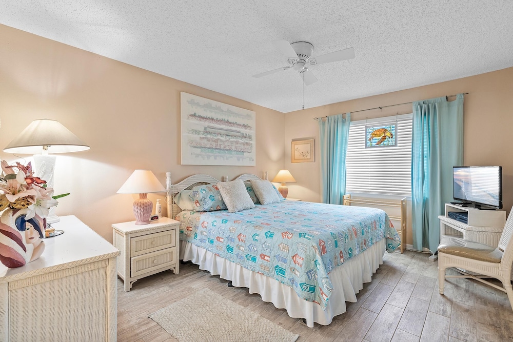 Colony Beach Club 220