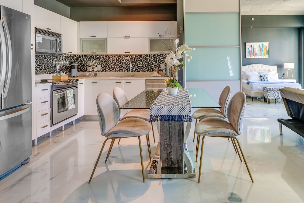 Luxe Downtown Miami Apt: Balcony, Pools, City View