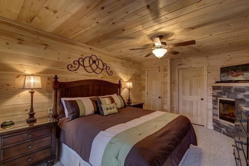 A Suitetastic View - 4 Bedrooms, 4 Baths, Sleeps 12 Home by RedAwning