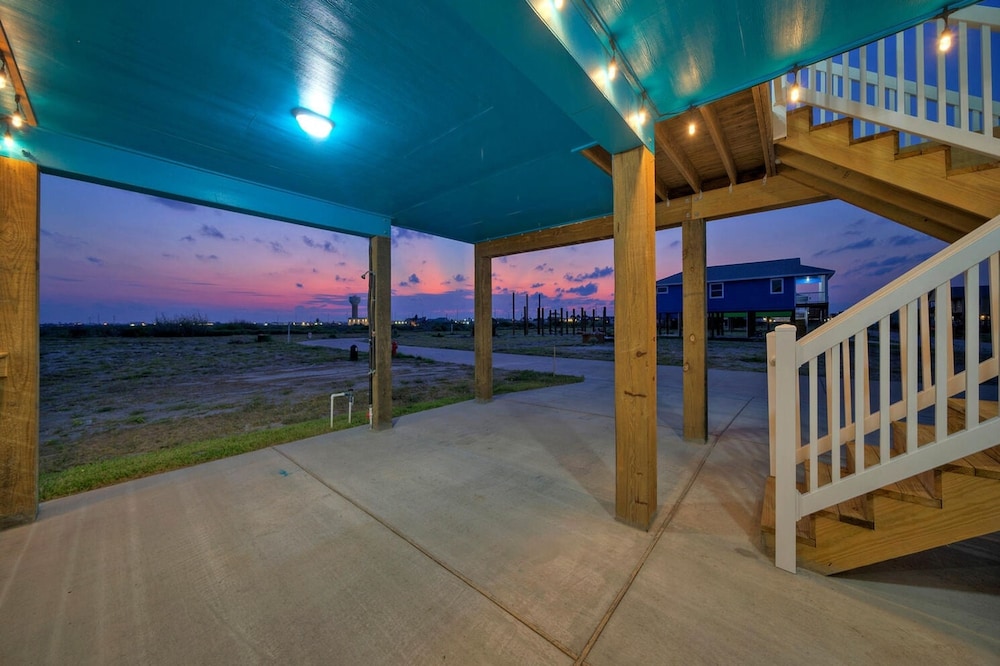 Blutopia by Avantstay Outdoor Lounge w Bar