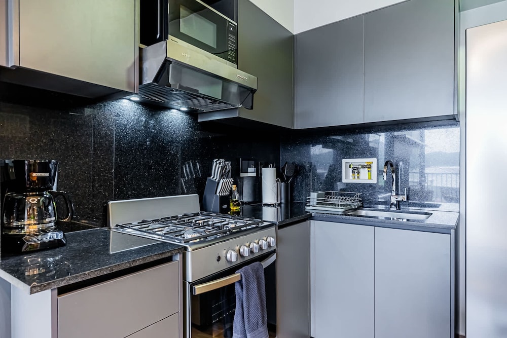 w Trendy 2BR w Balcony in the Heart of Centriqo