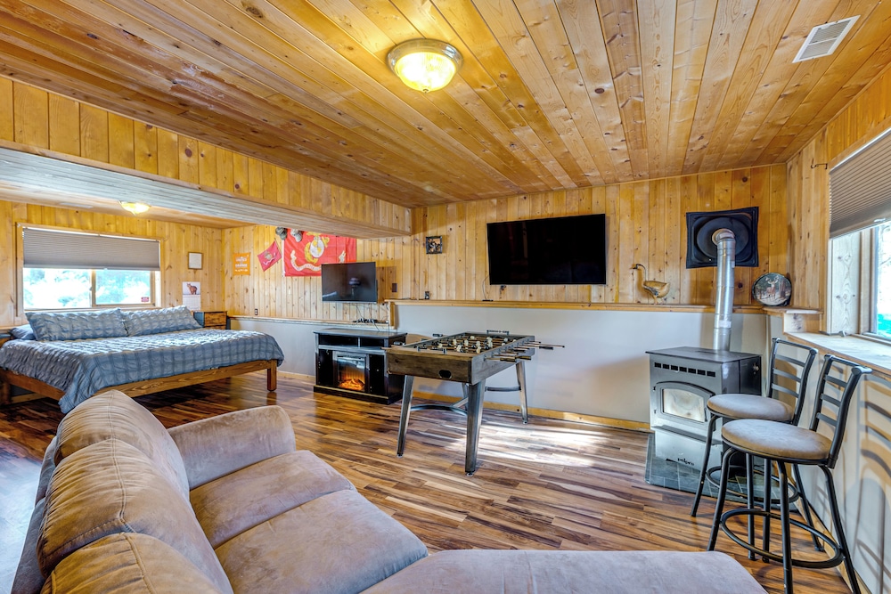 4 Mi to Fossil Beds: Private Log Cabin on 3 Acres
