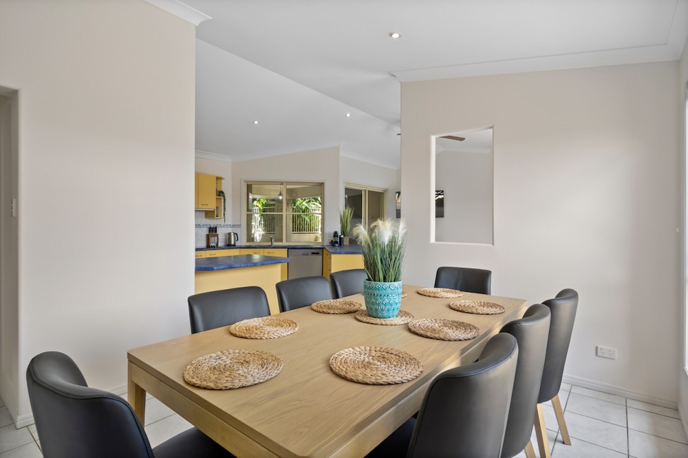 Spacious 4-bed Family Retreat With Pool