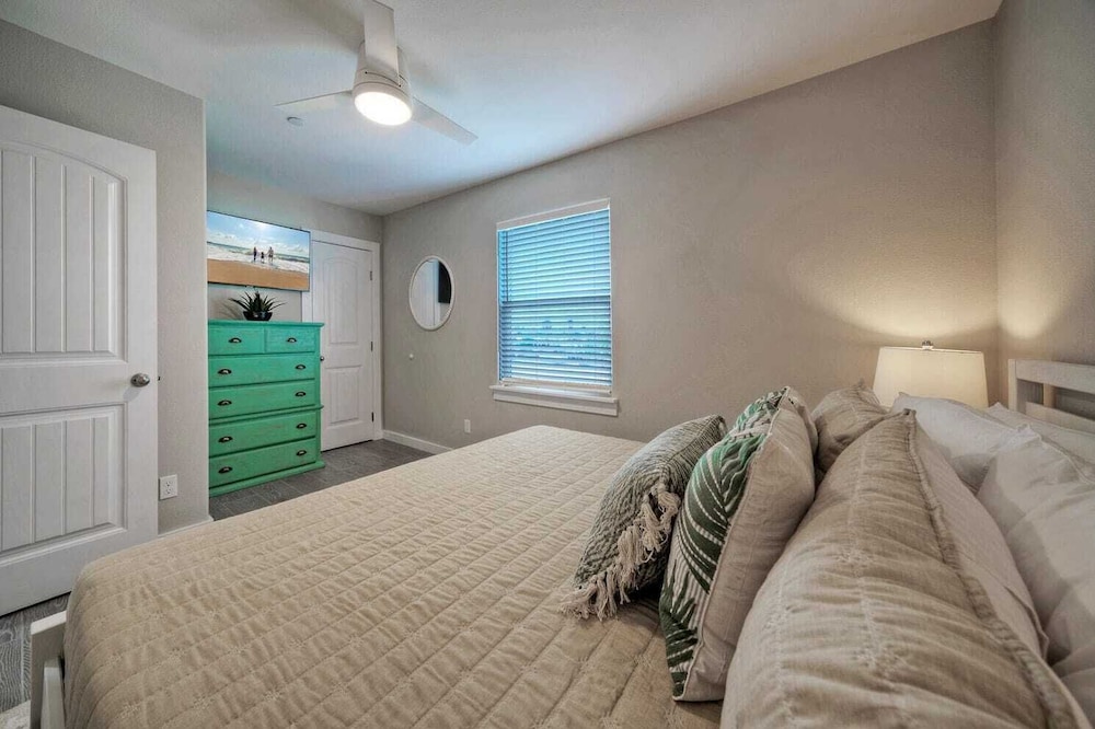Sleeps 16 2 Homes, Priv Pool, Ping-pong 1block to Alister St. Shops & Dining