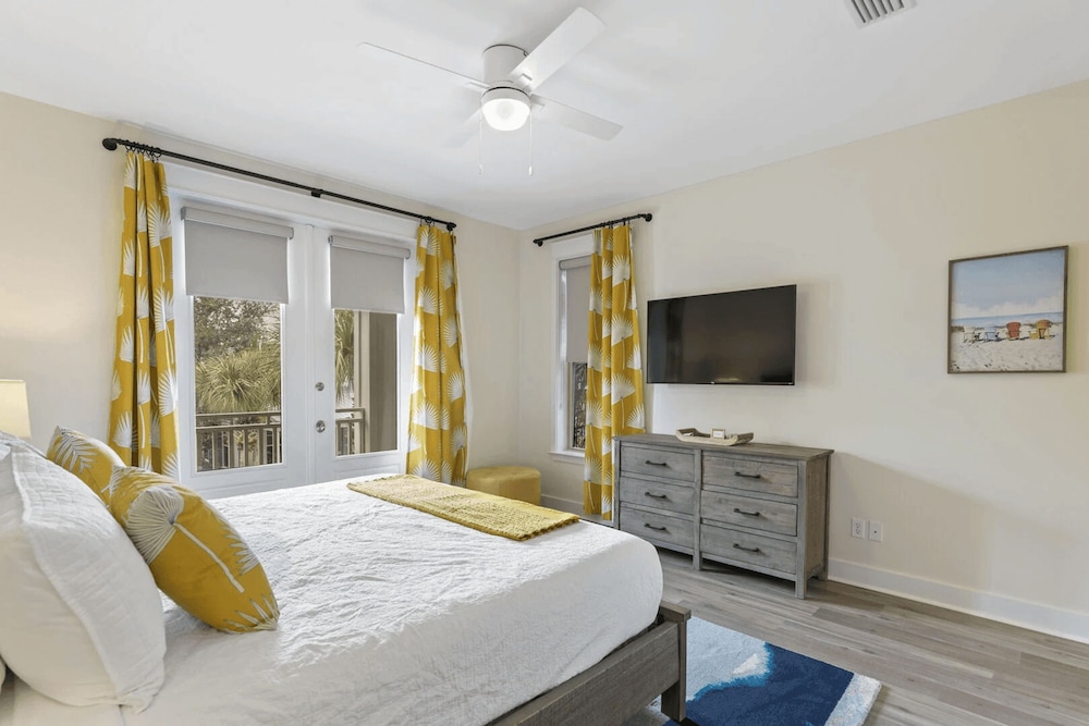 Good Day Sunshine by Avantstay Sleeps 16 Pool Private Beach Access
