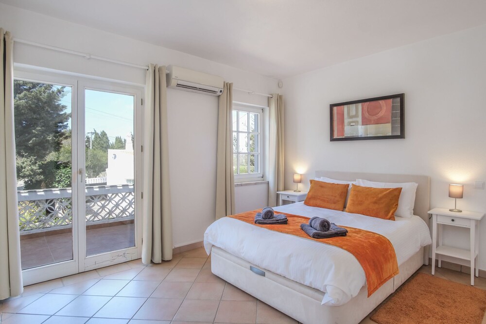 Vale Verde in Lagos With 6 Bedrooms and 4 Bathrooms