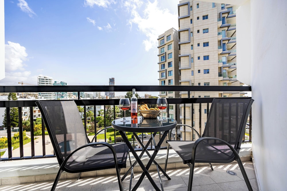Marathon Beach Apartment With Shared Pool
