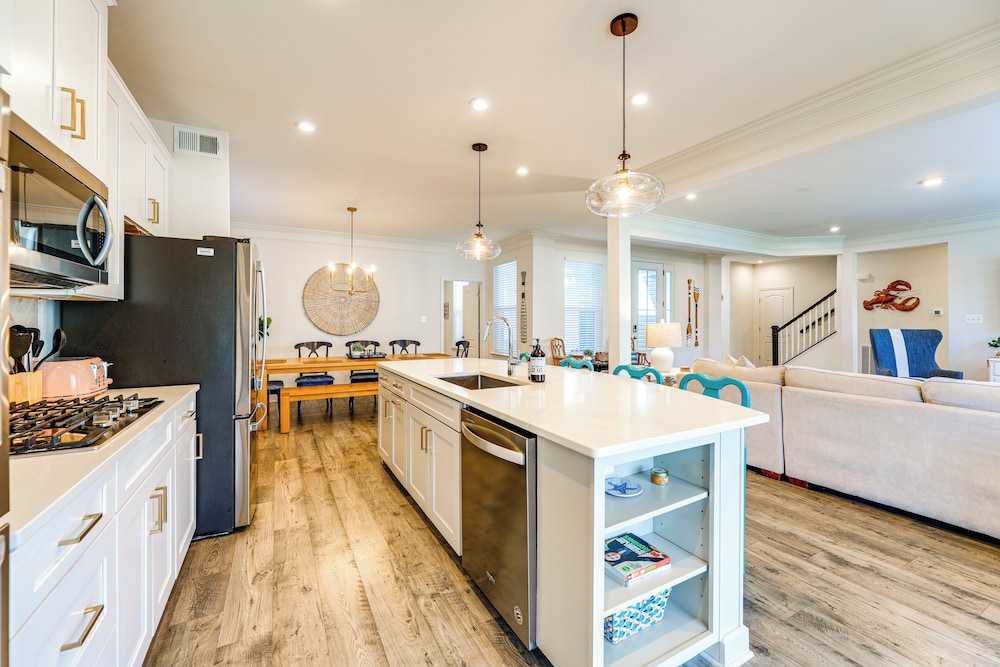Shuttle to Bethany Beach: Stylish Home w/ Perks!