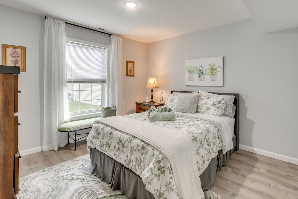 2 Mi to Beach, Shared Yard Space: West Haven Apt!