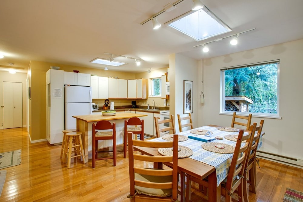 Glacier Springs Cabin - Wood Stove, Hot Tub, Wifi, Sleeps 8