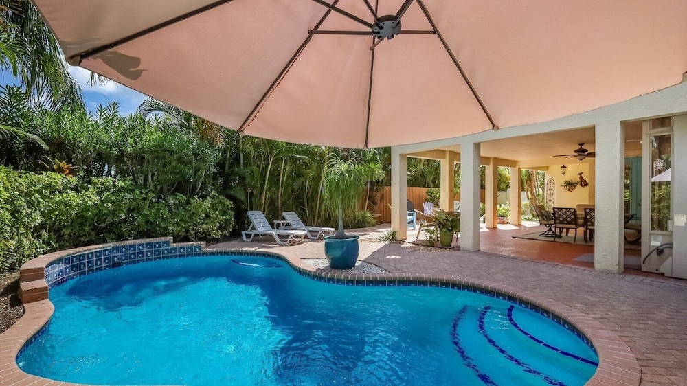 Sunkissed 3 Bedroom Townhouse by RedAwning