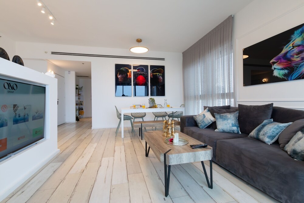 3 BR SeaFront APT Prestigious Tower
