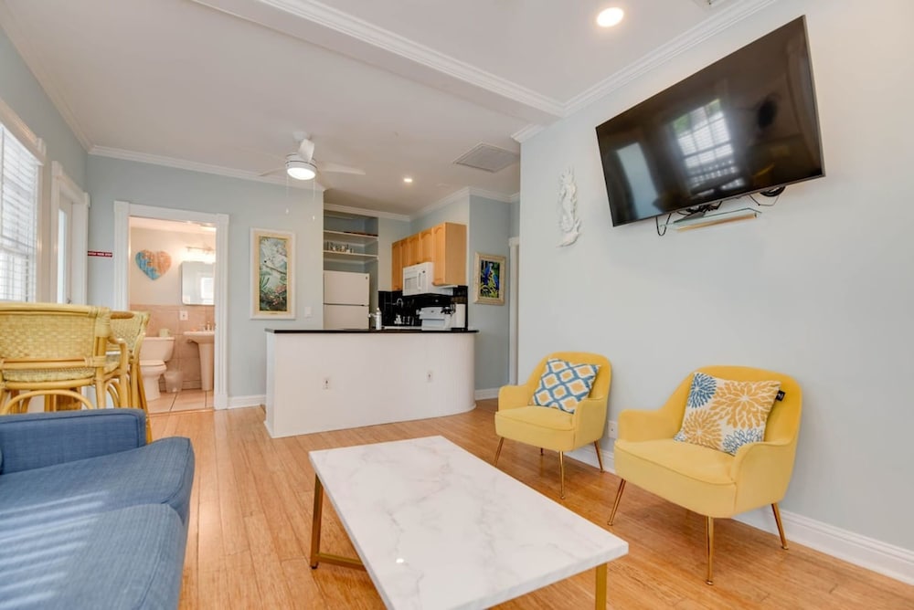 Poolside Suite by Brightwild Pvt Pool Parking view 3