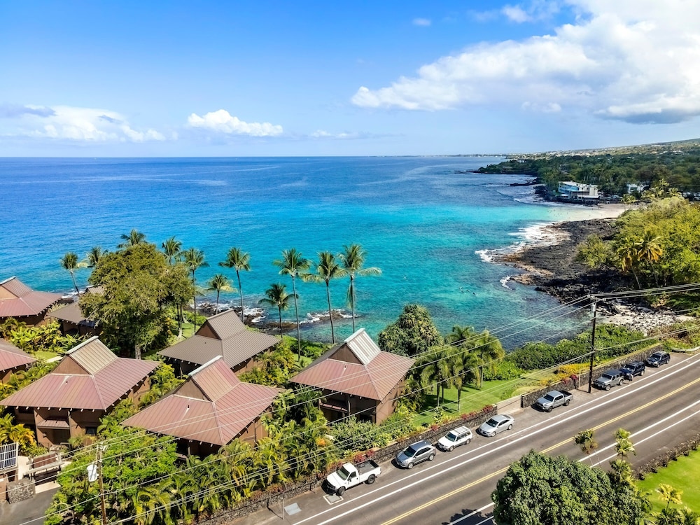 Beautiful Oceanfront - Air-conditioned - Sleeps 6 - Walk to Beach - Vrkcv