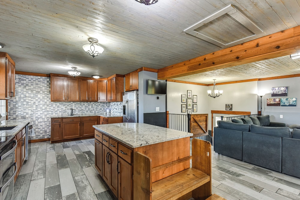 600-sq-ft Deck! Hutchinson Retreat on 5 Acres