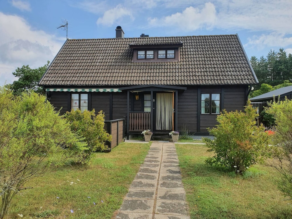 Villa w Open Fireplace and big Plot 5 min From the sea