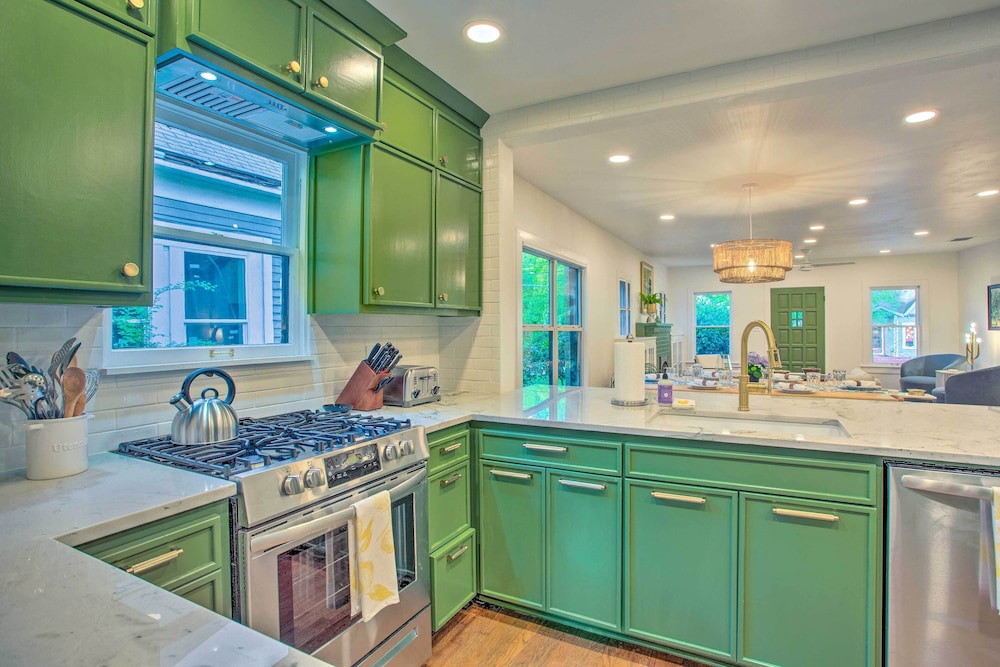 Newly Updated & Charming Azalea District Home view 5