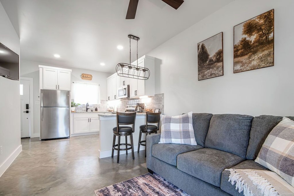 Pet Friendly W/hot-tub-six Minutes to Downtown!