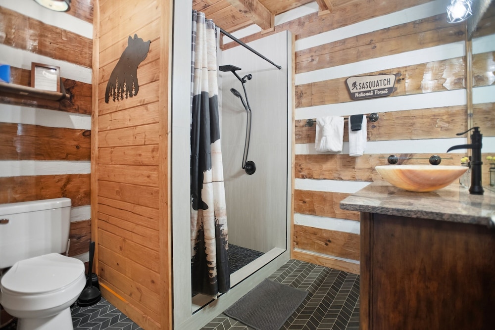 Boujee Bear Cabin With Hot Tub & Putting Green 2 Bedroom Cabin