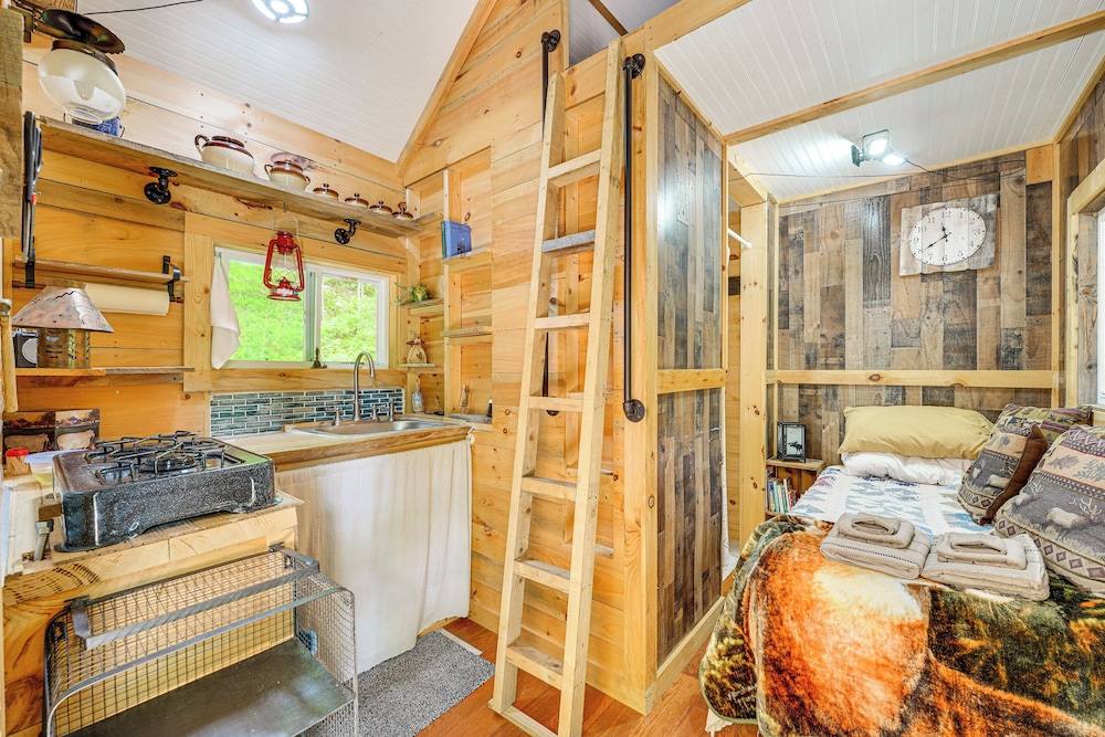 Solar-powered Brandon Studio Cabin: Hiking Access