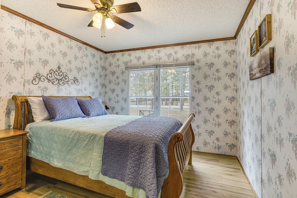 < 1 Mi to Greers Ferry Lake: Dog-friendly Home!