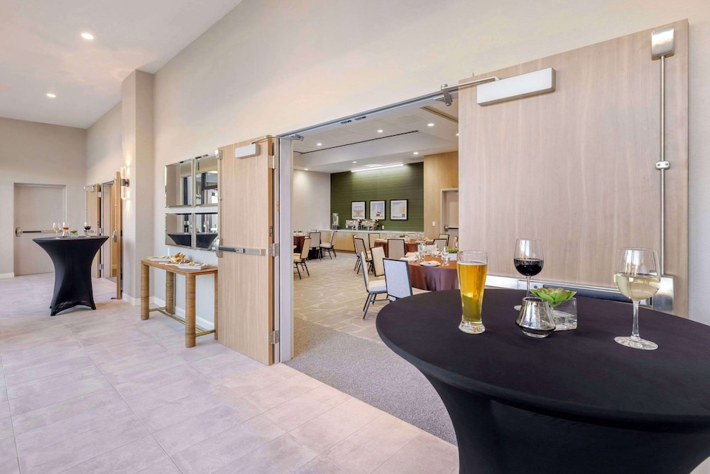 Burbank Vacations - Cambria Hotel Burbank Airport - Property Image 43