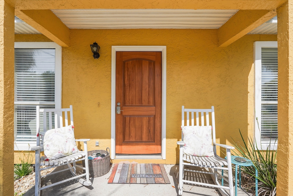 Breezy PCB Vacation Rental w/ Lanai, Walk to Ocean