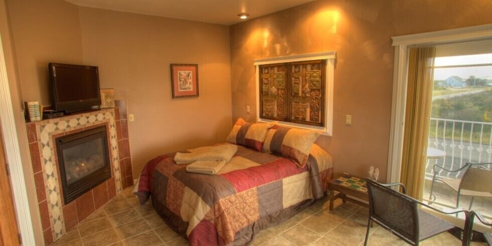 The Collins Inn and Seaside Cottages - Adults Only