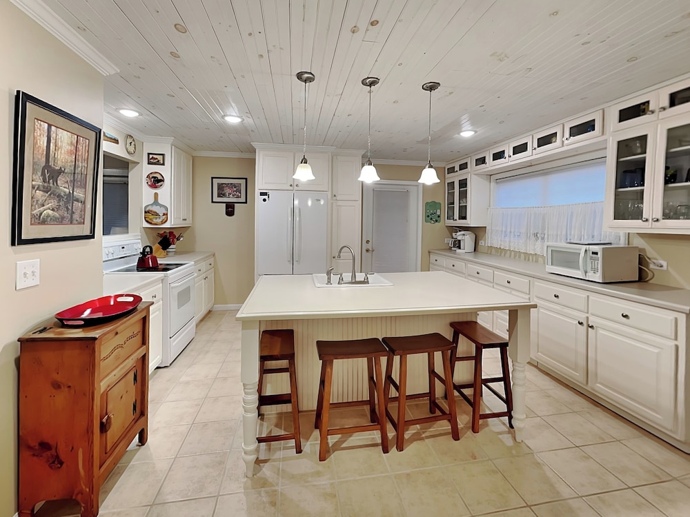 Daisy's Enchanted Cottage by Jackson Mountain Rentals