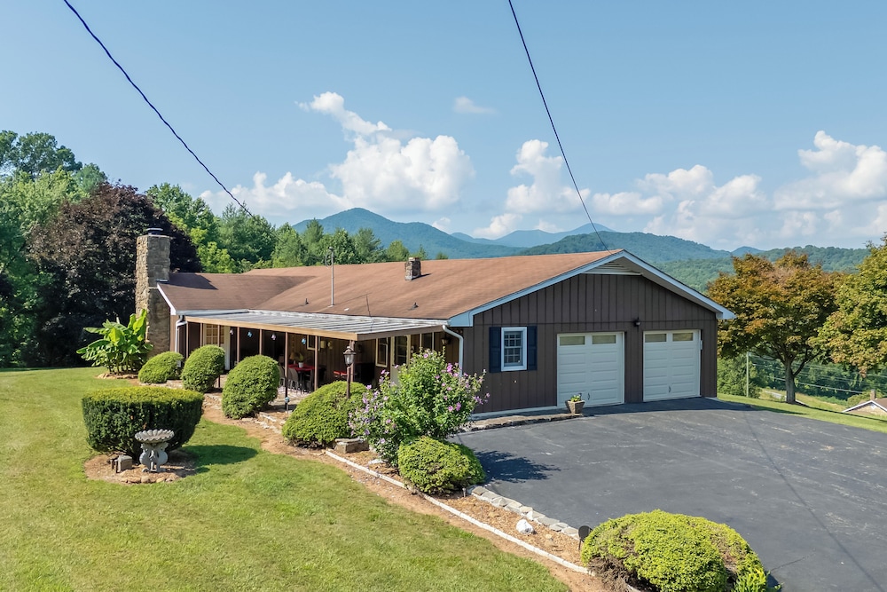 11 Mi to Asheville: Scenic Retreat w/ Game Room