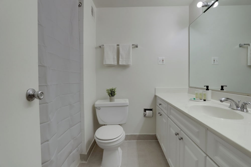 Crystal City Apt Close to Airport