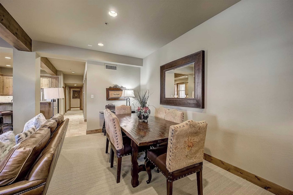 7 Condos, Ski-in/ski-out + Hot Tubs Sleeps 30 Mont Cervin by Avantstay