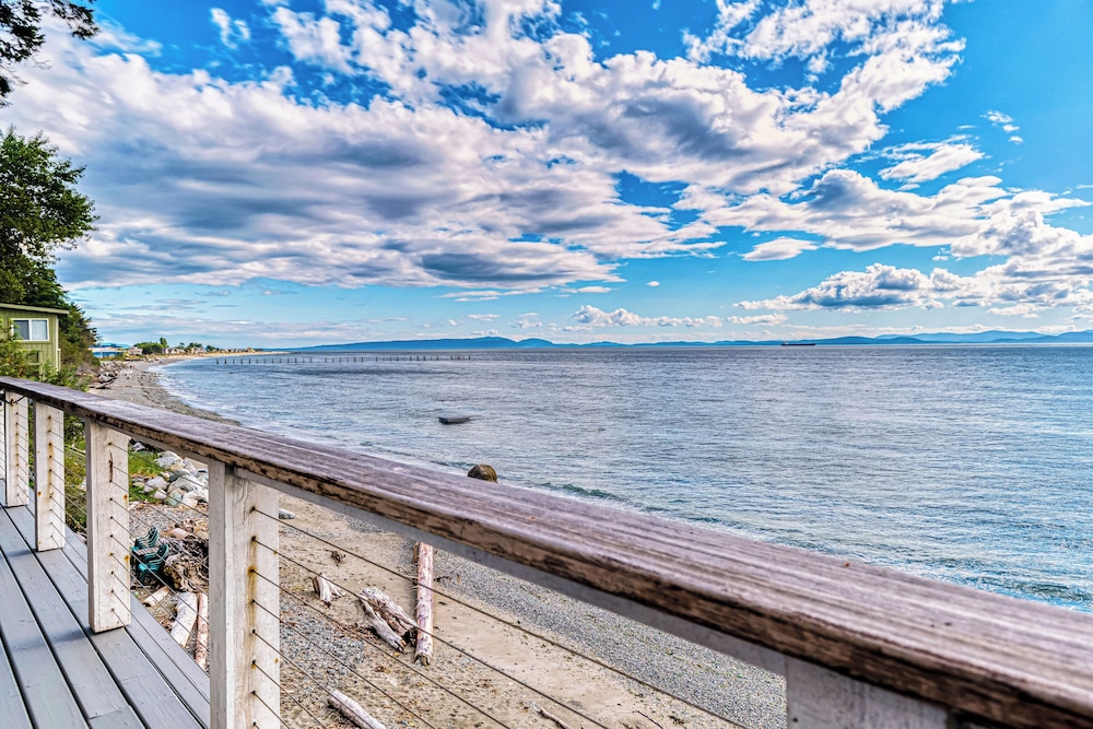 2 BR Beachfront Cottage w/ Grill & Expansive Deck