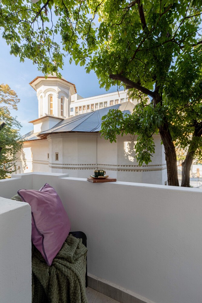 Delightful University Square 1BR, Balcony Church Views