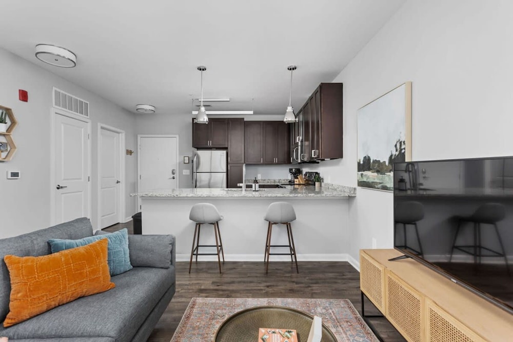 Cozysuites l Roomy 1BR Monument Circle Indy view 3