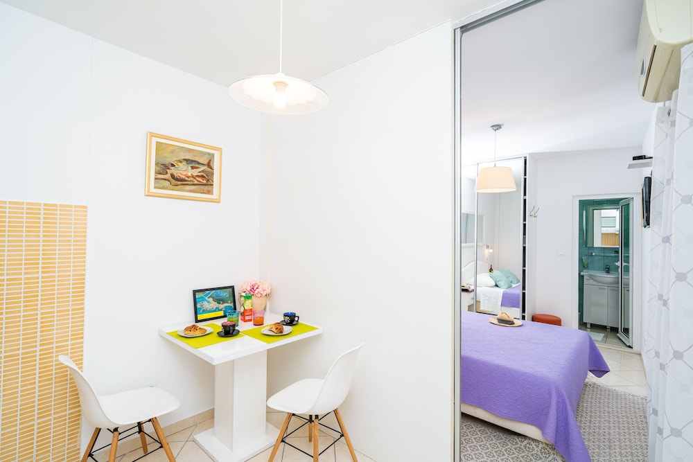 Jele Rooms